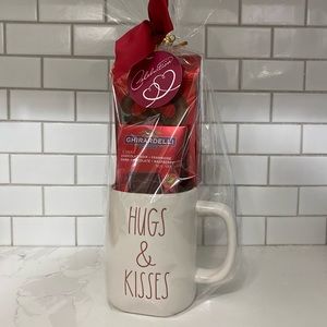 BNWT RAE DUNN HUGS & KISSES VALENTINE MUG GIFT